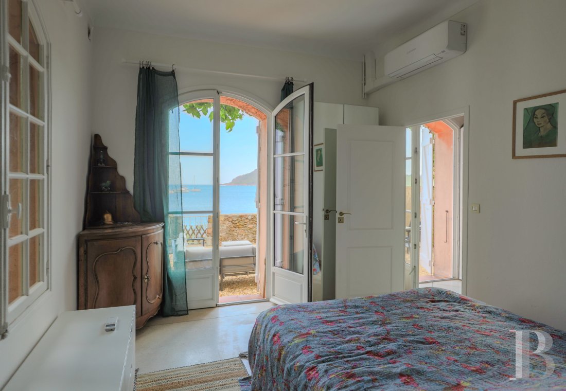 A family home built on the foundations of an ancient fortress in Agay harbour, Saint-Raphaël - photo  n°12